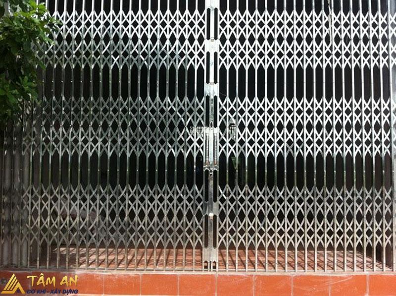 Cửa sắt kéo: Ưu – Nhược điểm & Bảng giá 2026 3 Cửa sắt kéo không lá thoáng gió