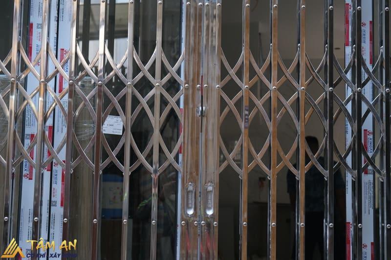 Cửa sắt kéo: Ưu – Nhược điểm & Bảng giá 2026 4 Mẫu cửa sắt này dễ quan sát bên trong