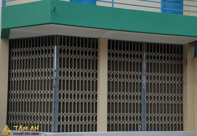 Cửa sắt kéo: Ưu – Nhược điểm & Bảng giá 2026 13 Cửa sắt kéo sơn tĩnh điện có tính thẩm mỹ cao