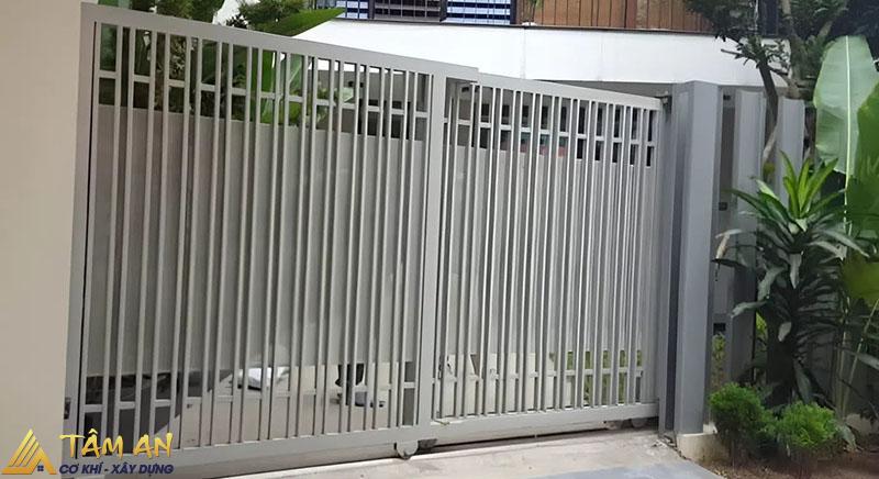 Mẫu cửa cổng lùa 2 cánh được thiết kế theo phong cách tối giản