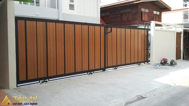 Cổng sắt lùa 2 cánh, mở trượt sang hai bên