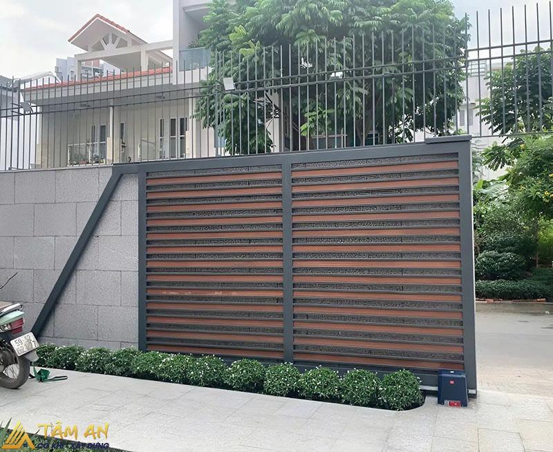 Mẫu cửa cổng sắt lùa thiết kế nhỏ gọn, tiết kiệm diện tích