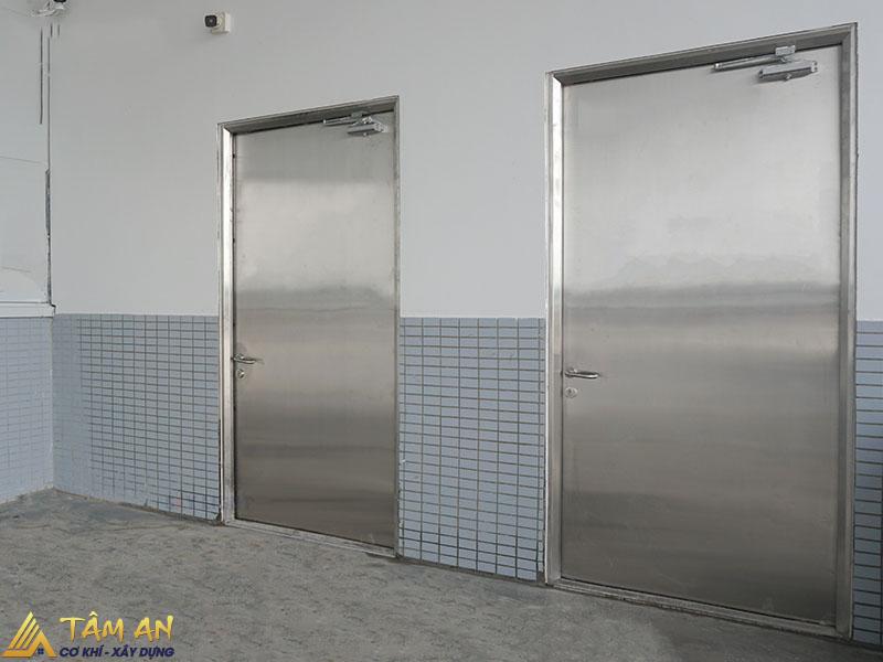 Cửa inox chống cháy là loại cửa chuyên dụng được thiết kế nhằm ngăn chặn sự lây lan của lửa và khói độc