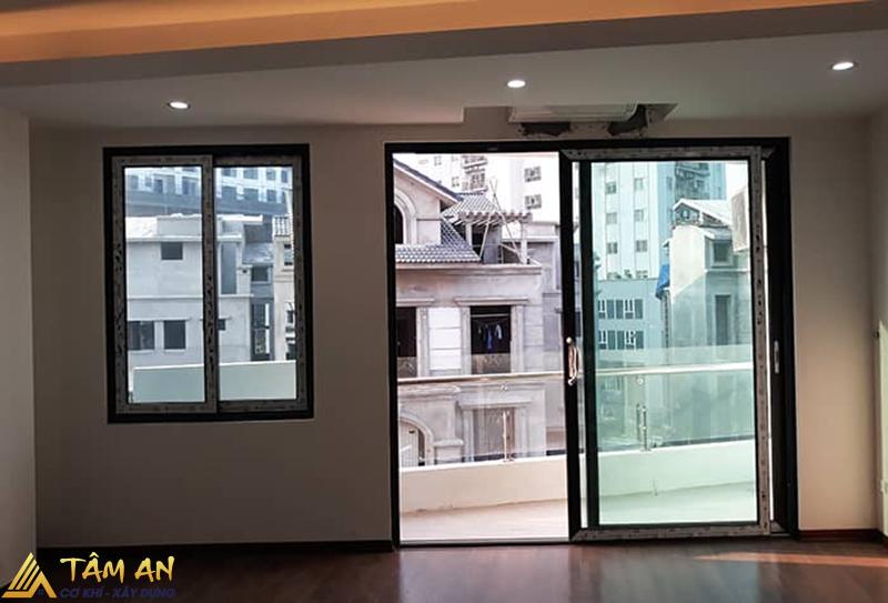 Mẫu cửa nhôm kính 2 cánh mở quay