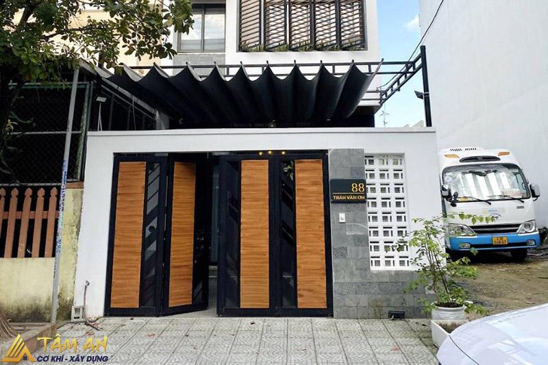 Mẫu cổng nhà đẹp với thiết kế cửa 4 cánh