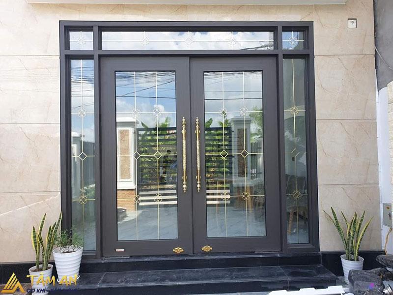 Lắp đặt mẫu cửa kính này đảm bảo sự chắc chắn, an toàn cho công trình