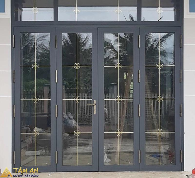 Mẫu cửa nhôm kính 4 cánh với hoa văn độc đáo