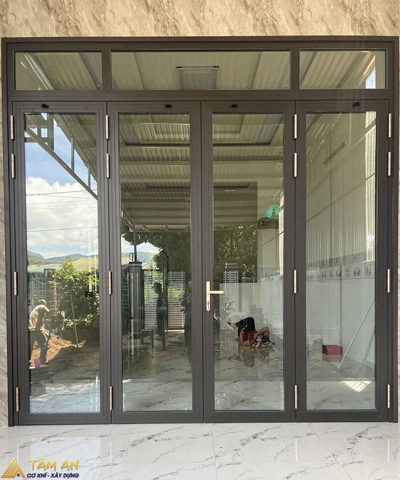 Mẫu cửa nhôm kính 4 cánh hiện đại giúp căn nhà đón sáng tốt hơn