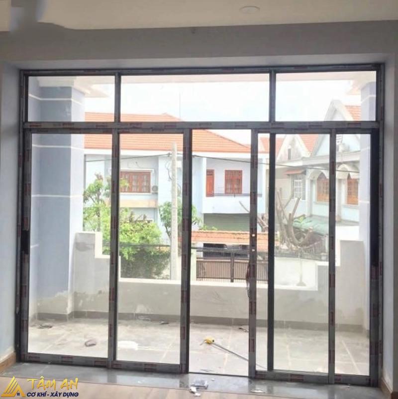 Cửa nhôm kính mở lùa là lựa chọn lý tưởng cho nhà phố nhỏ, lối đi hẹp, ban công