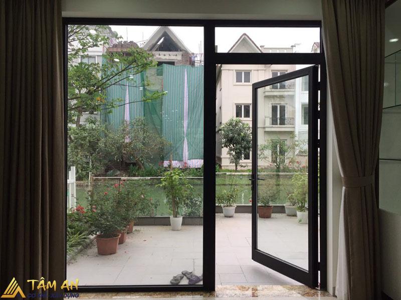 Mẫu cửa nhôm kính mở quay phù hợp với những không gian diện tích rộng