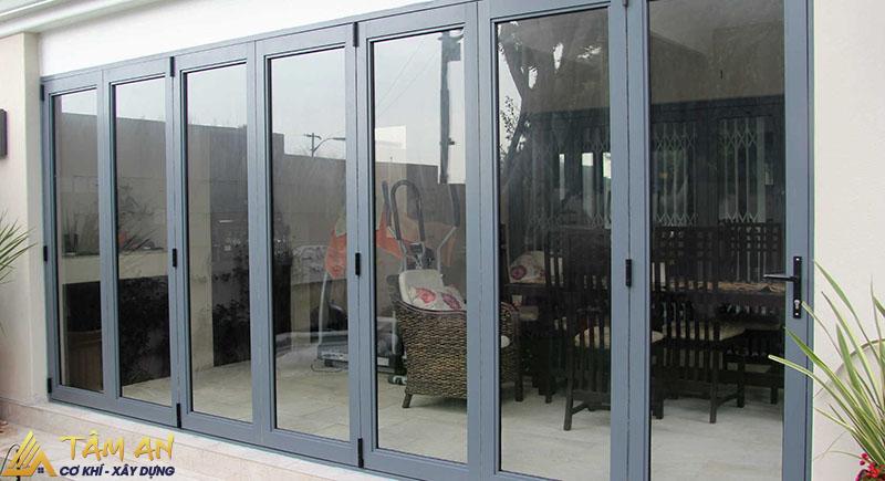 Mẫu cửa nhôm kính Việt Pháp được lắp đặt tại cửa hàng
