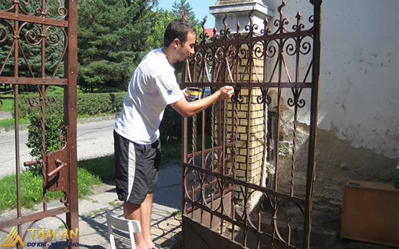 Sơn sửa cổng nhà