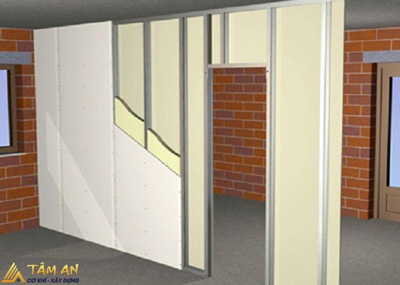 Tường thạch cao 2 mặt có cấu tạo gồm khung xương ở giữa và được ốp tấm thạch cao ở cả hai mặt