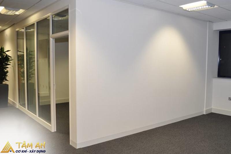Với những văn phòng diện tích lớn có thể dùng vách ngăn thạch cao để phân chia khu vực