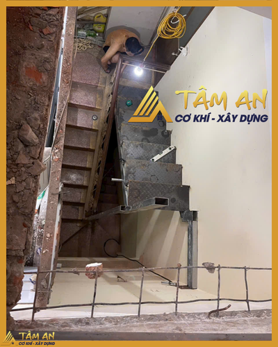 Phá dỡ , cải tạo, làm cầu thang sắt tôn nhám tại số 3 ngõ 51/75 Lãng Yên, Hồng Hà